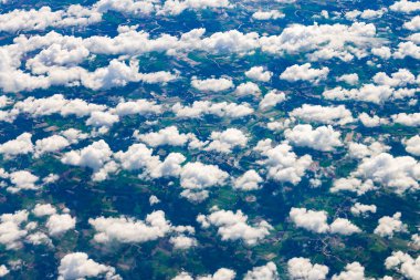 Mavi gökyüzünde beyaz kabarık bulutlar