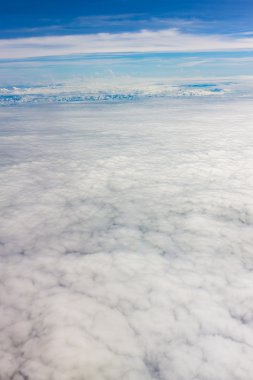 Mavi gökyüzünde beyaz kabarık bulutlar