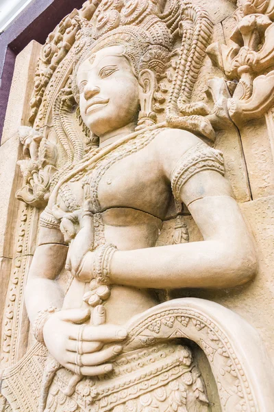 Статуя Apsara різьбою на стіні Камбоджійська мистецтва — стокове фото