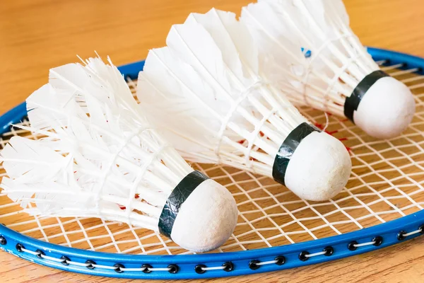 Fechar Branco Shuttlecock no fundo de madeira — Fotografia de Stock