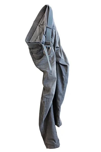 Geïsoleerde jeans hangen op witte achtergrond met uitknippad — Stockfoto