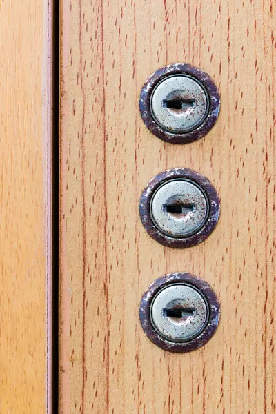 Agujero de llave sobre fondo de madera —  Fotos de Stock