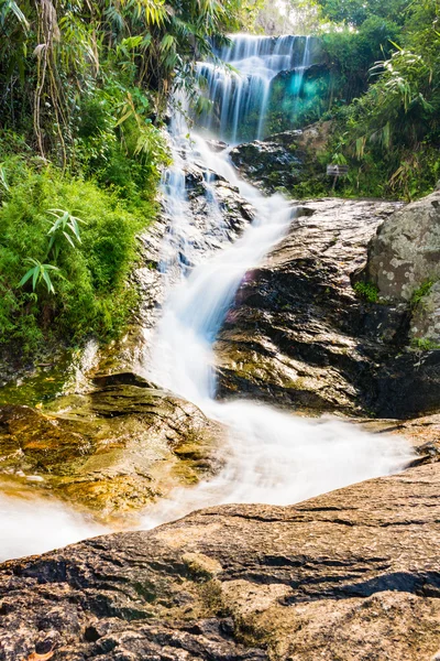 Huay Kaew vattenfall, Chiang mai provinsen, Thailand. — Stockfoto