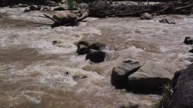 Chiang Mai, Tayland 'daki Mae Taeng Nehri, hızla akan akıntılar kayalara ve akıntıya karşı yüzüyor..