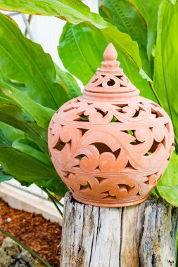 Bahçedeki eski çanak çömlek