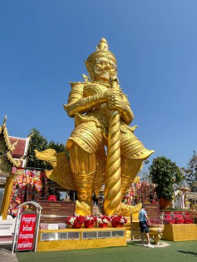 Thao Wessuwan 'ın Wat Phra' daki görkemli altın heykeli 6 Şubat 2026 'da Chiang Mai, Tayland' daki Doi Kham Budist Tapınağı 'nda ele geçirildi. Tayland Budizmi 'ne olan koruma, güç ve ruhani inancı sembolize eden saygıdeğer bir koruyucu tanrı..