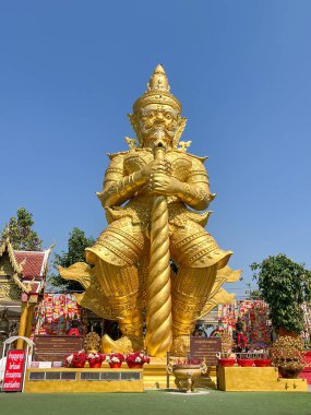 Thao Wessuwan 'ın Wat Phra' daki görkemli altın heykeli 6 Şubat 2026 'da Chiang Mai, Tayland' daki Doi Kham Budist Tapınağı 'nda ele geçirildi. Tayland Budizmi 'ne olan koruma, güç ve ruhani inancı sembolize eden saygıdeğer bir koruyucu tanrı..