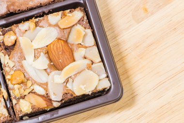 Dilimlenmiş ve ahşap arka plan üzerinde tepesi ev yapımı kek