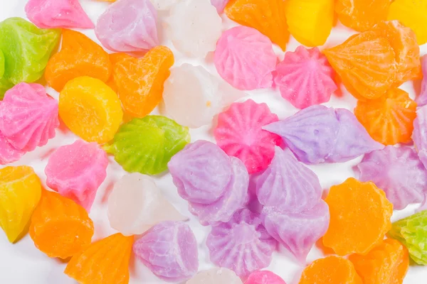 Coloré bonbons gommeux arc-en-ciel sur fond blanc — Photo