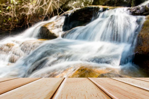 Table de terrasse en bois vide sur fond de nature floue — Photo