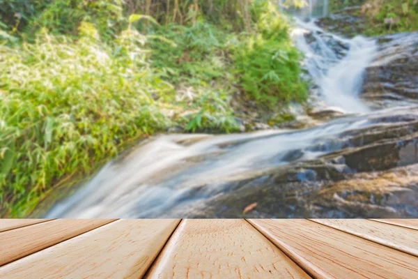 Lege houten dek tabel over natuur achtergrond wazig — Stockfoto