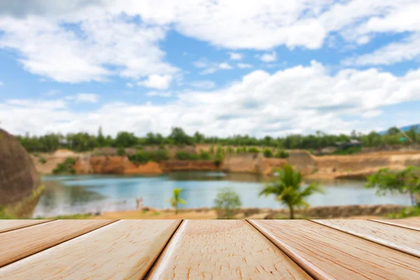 Mesa de plataforma de madeira vazia sobre fundo natureza borrão — Fotografia de Stock