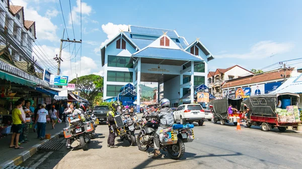 CHIANGRAI, TAILÂNDIA - PTU 31: pessoas e veículos à espera de pas — Fotografia de Stock