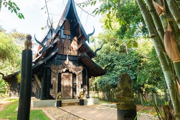 Baandam tajski styl tradycyjny drewniany dom w Chiang Rai, Tajlandia — Zdjęcie stockowe