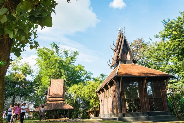 Baandam tradiční thajské stylu dřevěný dům v Chiang Rai, Thajsko — Stock fotografie