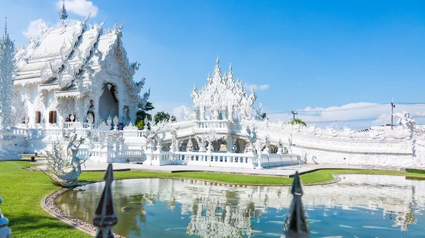 Wat Rong Khun El arte al estilo de un templo budista en Chiang Rai, Tailandia — Foto de Stock