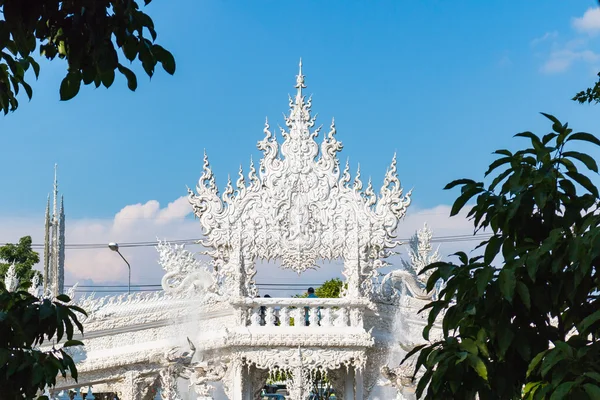 Wat Rong Khun El arte al estilo de un templo budista en Chiang Rai, Tailandia — Foto de Stock