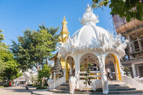 Wat Rong Khun A arte no estilo de um templo budista em Chiang Rai, Tailândia — Fotografia de Stock