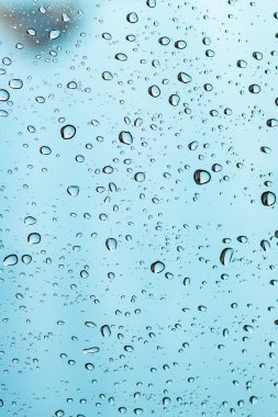 Cam zemin üzerinde su damlaları