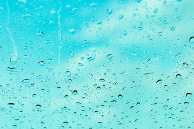 Cam zemin üzerinde su damlaları