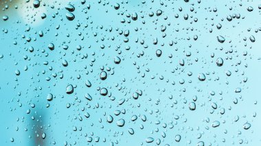 Cam zemin üzerinde su damlaları
