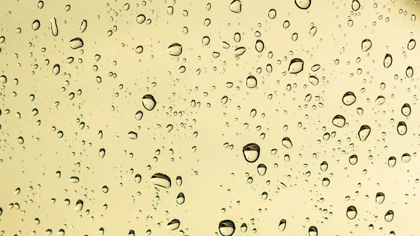 Gocce d'acqua su fondo di vetro — Foto Stock