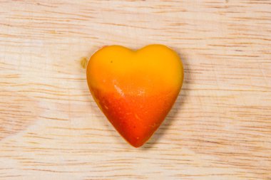 Ahşap arka plan üzerinde süslü çikolata