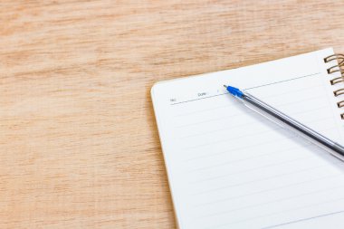 boş bir defter ve kalem ahşap zemin üzerinde