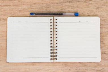 boş bir defter ve kalem ahşap zemin üzerinde