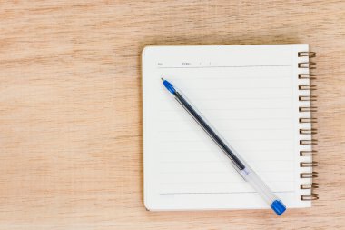 boş bir defter ve kalem ahşap zemin üzerinde