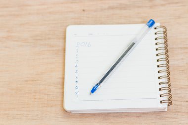 2016 için-gol not defteri kontrol kalemiyle ahşap backgro listesine