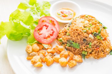 Fried rice ile fesleğen ve çıtır balık