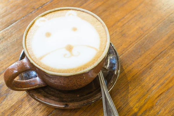 Heißer Cappuccino auf Holzgrund, Tasse Kunstkaffee — Stockfoto