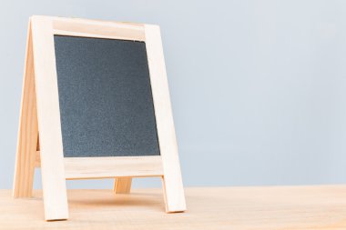 Boş tahta ahşap tahta ve gri arka plan