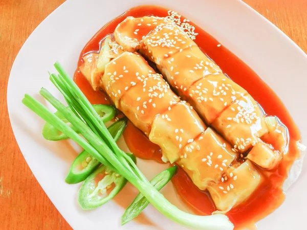 Fresh spring rolls with sweet sauce — Stock Photo, Image