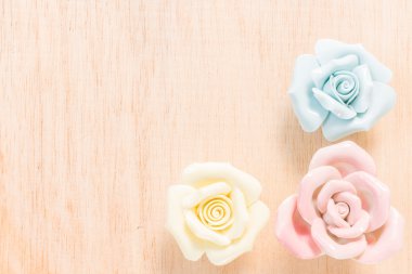 Closeup Pastel Rose (seramik) ahşap arka plan