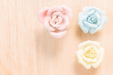 Closeup Pastel Rose (seramik) ahşap arka plan