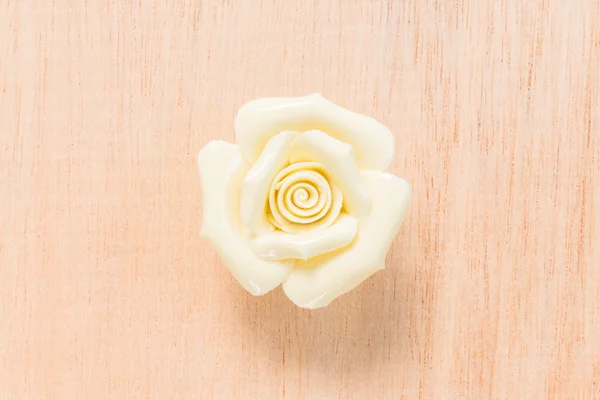 Zbliżenie Pastel Rose (ceramiczne) na tle drewniane — Zdjęcie stockowe