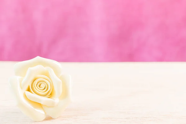 Närbild Pastel Rose (keramik) på trä bakgrund — Stockfoto