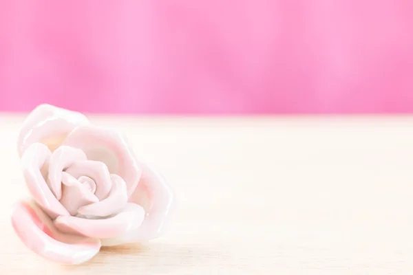 Närbild Pastel Rose (keramik) på trä bakgrund — Stockfoto