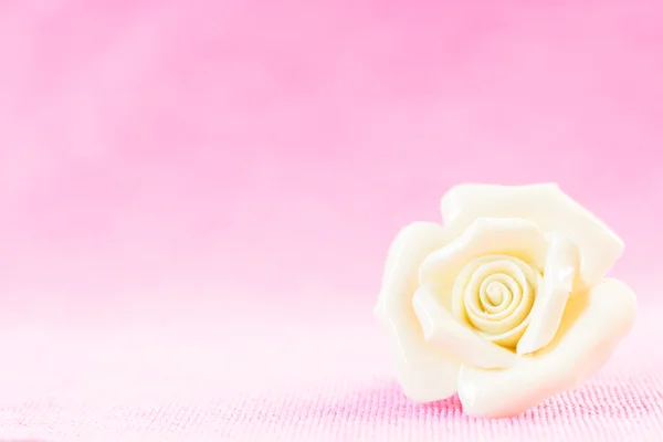 Pastel Rose (keramik) på rosa Fällström bakgrund — Stockfoto