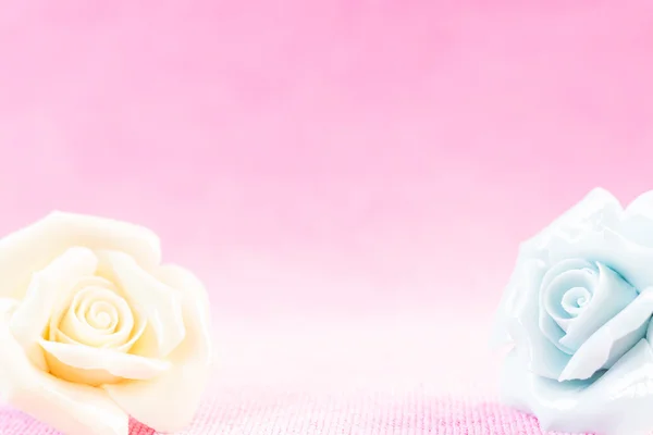 Pastel Rose (keramik) på rosa Fällström bakgrund — Stockfoto