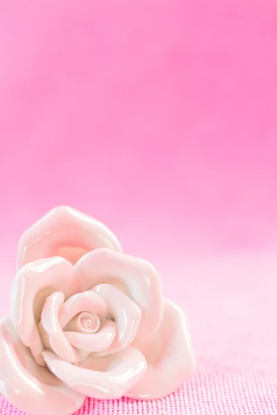 Pastel Rose (keramik) på rosa Fällström bakgrund — Stockfoto