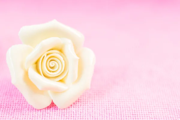 Pastel Rose (keramik) på rosa Fällström bakgrund — Stockfoto