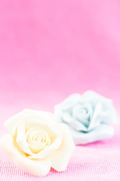 Pastel Rose (keramik) på rosa Fällström bakgrund — Stockfoto