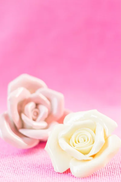 Pastel Rose (keramik) på rosa Fällström bakgrund — Stockfoto