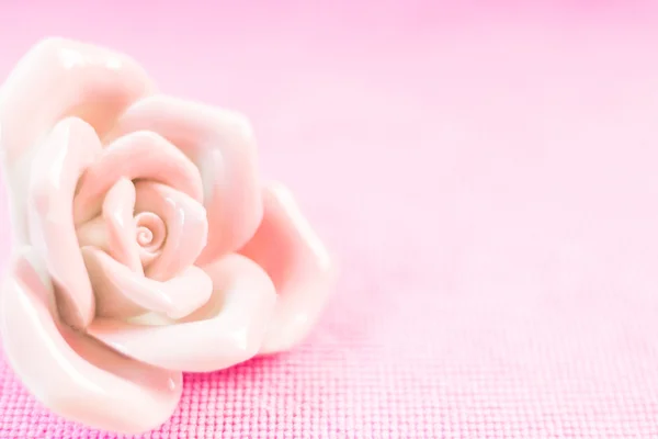 Pastel Rose (keramik) på rosa Fällström bakgrund — Stockfoto