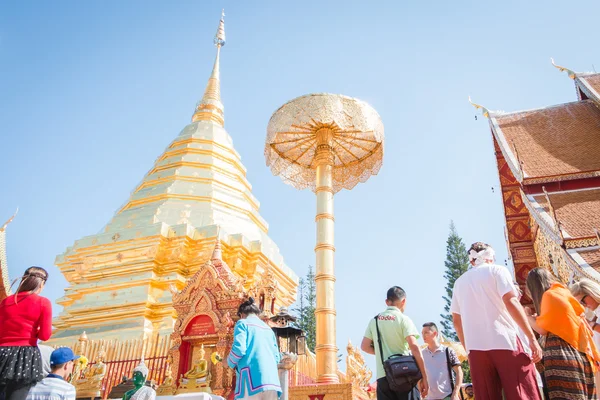 Toeristische rondlopen in Wat Phra dat Doi Suthep Chiang Mai — Stockfoto