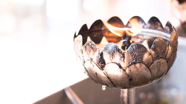 タイスタイル ワット Phra こと土井, で金属の蝋燭で給油 — ストック写真