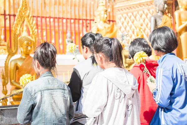 Budismo estão orando em Wat Phra que Doi Suthep em Chiang Mai  - — Fotografia de Stock